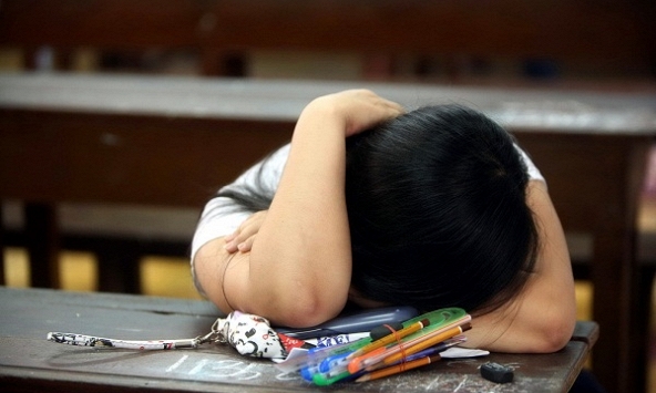 Bị mẹ kiểm tra điện thoại, bé gái 13 tuổi nhảy từ lầu 8 chung cư 